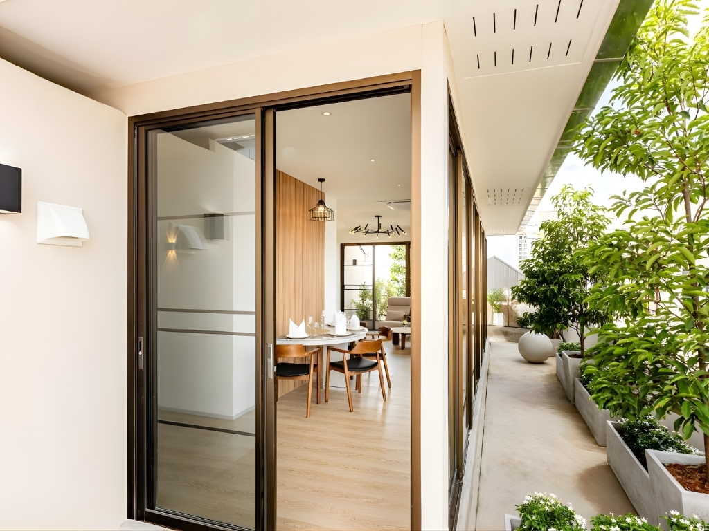 Bàn ăn sang trọng dành cho gia đình tại Bích Động Hotel Ninh Bình