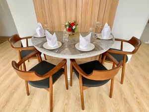 Bàn ăn tròn 4 người sang trọng tại Bích Động Hotel