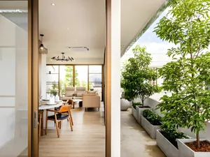 Ban công thoáng mát nhiều cây xanh tại Bích Động Hotel Tam Cốc