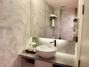 Bồn rửa mặt phòng tắm hiện đại tại Bích Động Hotel