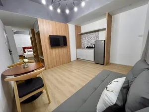 Căn hộ trang bị sofa giường và bàn ăn tiện lợi tại khách sạn Bích Động