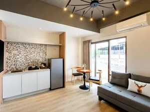 Căn hộ studio có bếp và sofa hiện đại tại Bích Động Hotel Tam Cốc