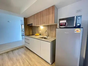Gian bếp tiện nghi có tủ lạnh và lò vi sóng tại Bích Động Hotel