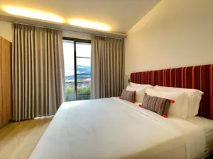 Giường đôi cực lớn với thiết kế thổ cẩm độc đáo tại Bích Động Hotel