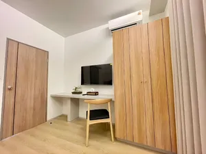 Góc bếp mini và tủ lạnh nhỏ gọn trong phòng tại Bích Động Hotel