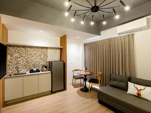 Góc bếp tiện nghi trang bị tủ lạnh tại khách sạn Bích Động
