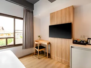 Góc làm việc nhỏ gọn trong phòng ngủ tại Bích Động Hotel