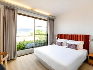 Không gian mở từ phòng khách ra ban công tại Bích Động Hotel