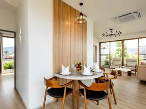 Khu vực bàn ăn sang trọng tại Bích Động Hotel Nam Hoa Lư