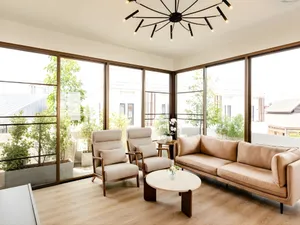 Khu vực ban công nhiều cây xanh mát mẻ tại Bích Động Hotel
