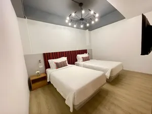 Phòng 2 giường đơn trang bị nội thất gỗ sáng màu tại Bích Động Hotel