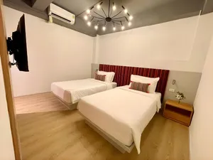 Phòng 2 giường đơn với thiết kế gỗ toàn diện nội thất