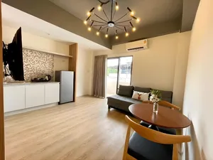 Phòng khách rộng rãi với tivi và sofa thoải mái tại Bích Động Hotel