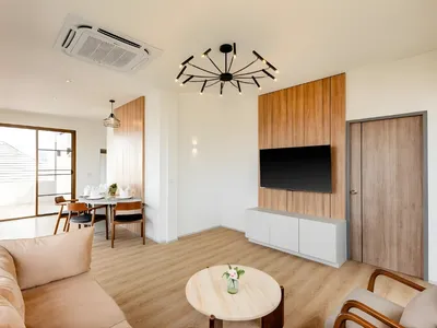 Không gian phòng khách hiện đại với sofa êm ái ngập tràn ánh sáng tự nhiên tại Bích Động Hotel