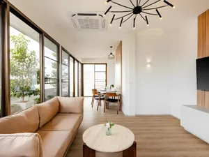Phòng khách với sofa da cao cấp tại Bích Động Hotel Ninh Bình