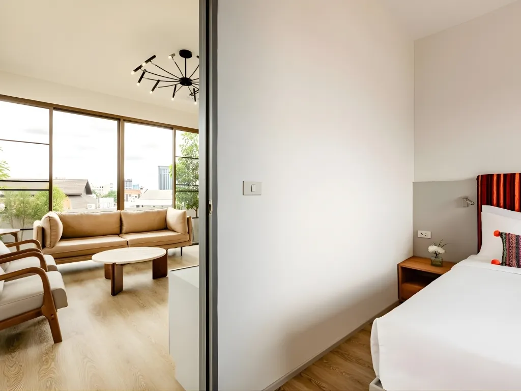 Không gian phòng khách thông với phòng ngủ mở rộng cho gia đình tại Family Suite Bích Động Hotel