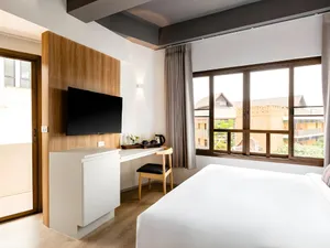 Phòng nghỉ trang bị tivi và bàn làm việc tiện nghi