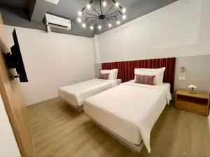 Phòng ngủ 2 giường đơn có cửa sổ đón nắng trực tiếp