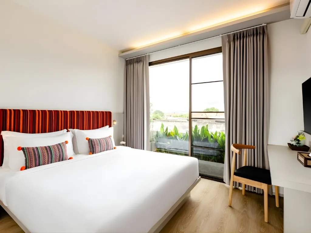 Giường ngủ đôi cực lớn với chăn ga gối nệm cao cấp tại Bích Động Hotel