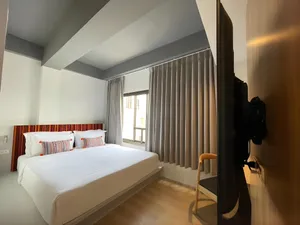 Phòng ngủ giường đôi sang trọng với trang bị đèn ngủ ấm áp