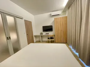 Phòng ngủ nội thất gỗ sáng màu thanh lịch tại Bích Động Hotel Ninh Bình