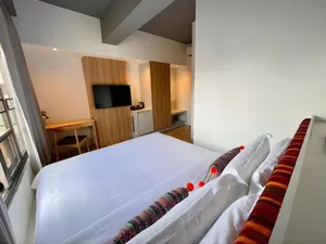 Phòng ngủ đầy đủ tivi và tủ gỗ cao cấp tại Bích Động Hotel