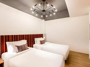 Phòng ngủ Twin với hệ thống đèn trang trí ấn tượng