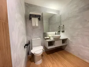 Phòng tắm hiện đại với thiết kế tường bê tông thô cá tính