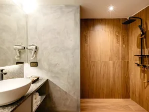 Phòng tắm hiện đại thiết kế vách gỗ tối màu sang trọng