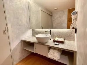 Phòng tắm gọn gàng trang bị khăn tắm bông trắng sạch sẽ