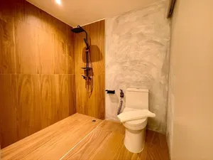 Phòng tắm vách kính trong suốt trang bị vòi sen đứng hiện đại