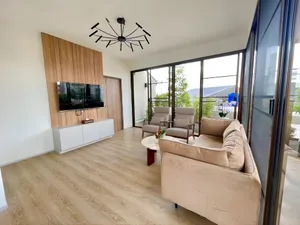 Tầm nhìn từ căn hộ khách sạn cùng với ghế sofa xám