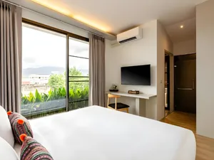 Tầm nhìn từ phòng ngủ ra ban công đầy cây xanh mát tại Bích Động Hotel