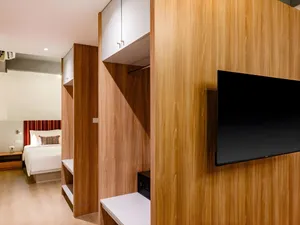 Thiết kế nội thất trang bị tủ quần áo gỗ tự nhiên hiện đại tại Bích Động Hotel