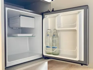 Đồ uống nước suối miễn phí và tủ lạnh mini thiết yếu trong phòng ngủ
